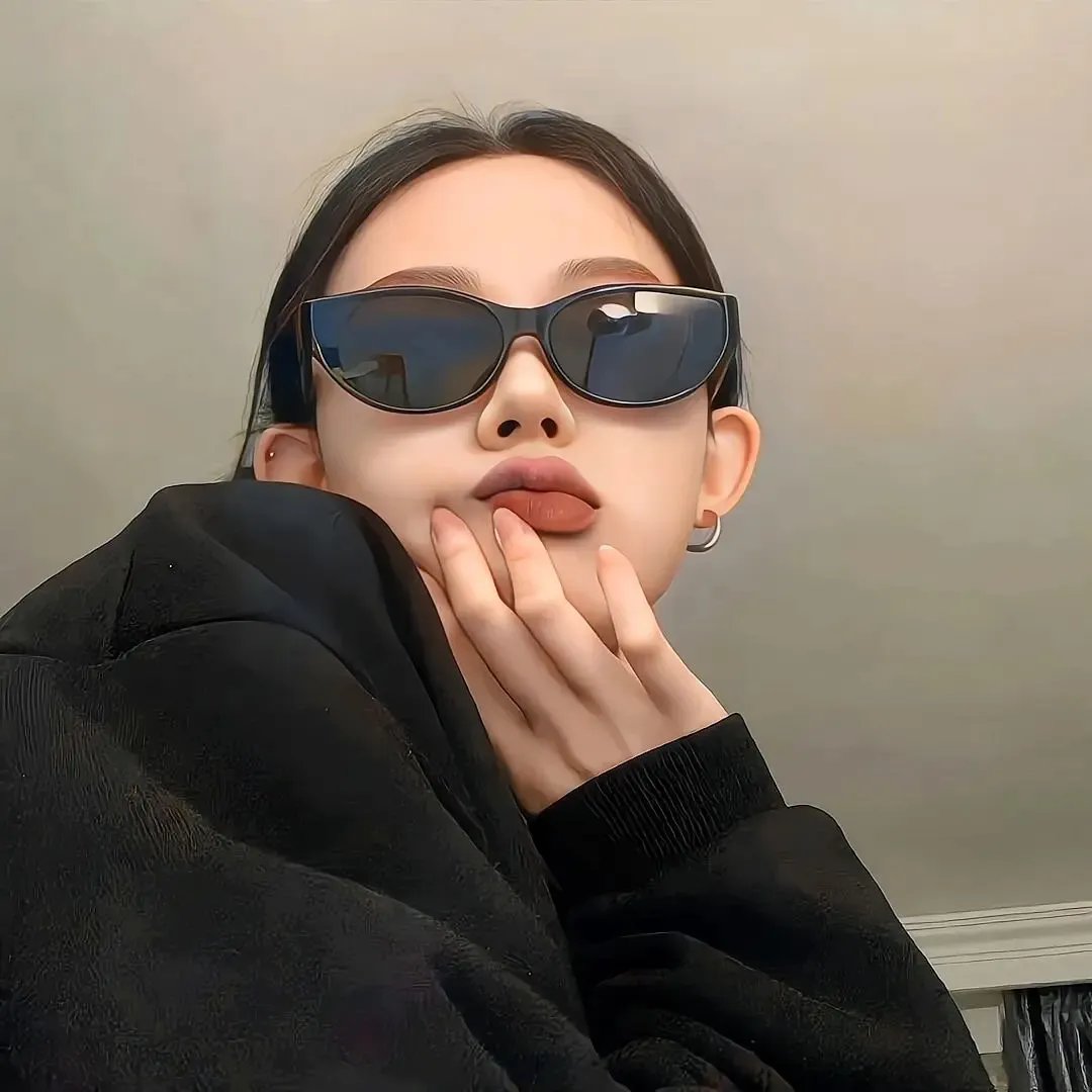 热铁皮屋顶上的猫